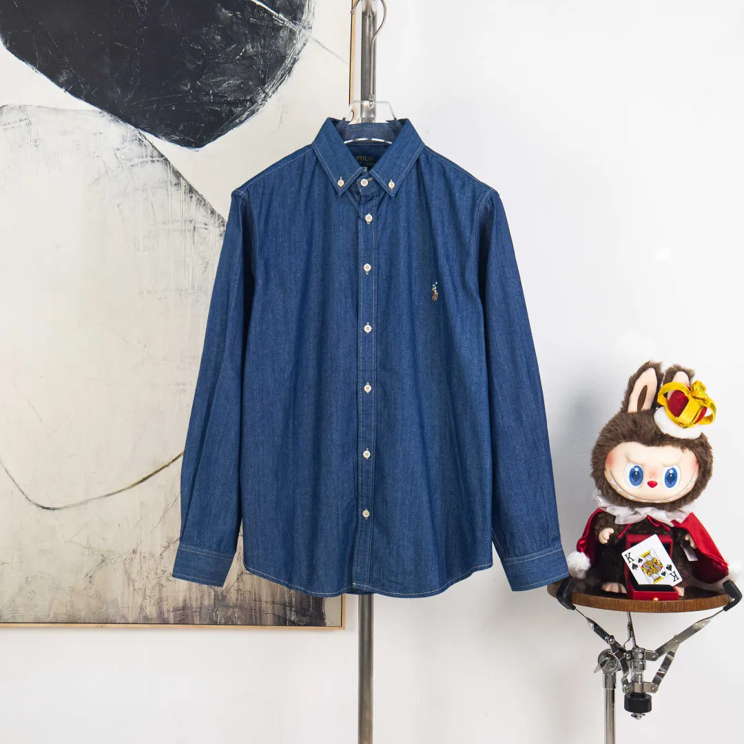 P270 💰zp version [Exclusive supply] Ralph Lauren/Ralph Lauren classic color small label couple's washed denim long-sleeved shirt 1️⃣ Made of high-quality denim fabric, the upper body is soft and comfortable, extremely delicate, has a solid, smooth and soft feel, and the fabric does not wrinkle, and the feel is invincible. The details are handled perfectly! 2️⃣Adopting the washing process, the workmanship details are perfectly controlled. They are all hemmed with vest technology, and the insides of the sleeves are also used. Different from the four-needle and five-thread workmanship, the collars are also all designed with interlining, showing high-end fashion and individuality, and the style is fashionable, simple and elegant! 3️⃣It is very youthful and energetic, and can be easily worn by both men and women. It is very in line with the fashion aesthetic concepts of today's young people!  Color: light blue dark blue Size: S M L XL Number: SG10487